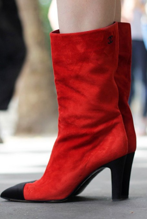 أحذية بوتس مخملية باللون الاحمر لعيد الحب