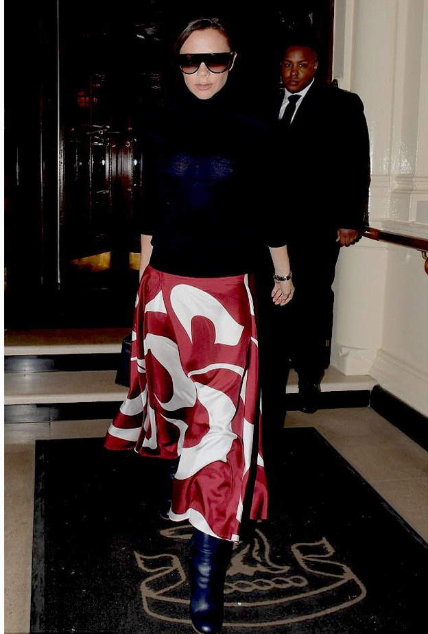 دمجت فيكتوريا بيكهام بين البيج والأبيض والأسود بطريقة ناعمة.