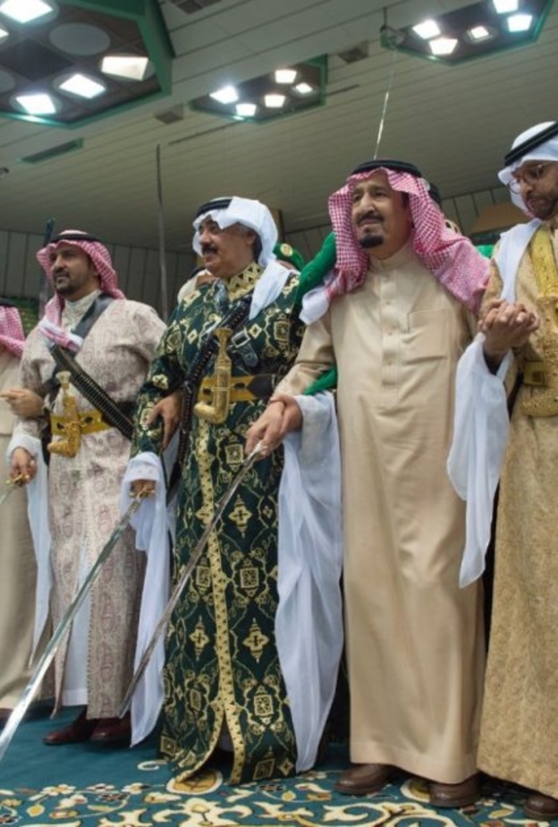 خادم الحرمين الشريفين الملك سلمان بن عبدالعزيز آل سعود في لقطة من الدورة الماضية من الجنادرية