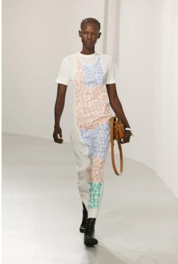 Loewe تطلق مجموعتها النسائية لربيع وصيف 2018