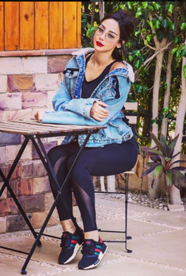 تركّز بوسيل بشكل كبير على اللون الأسود