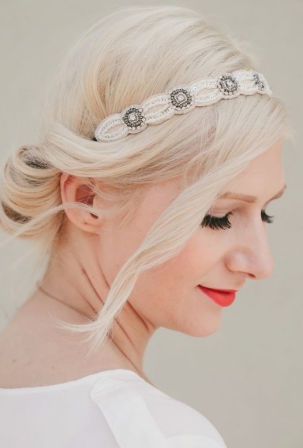 تسريحة الرفعة المنخفضة الملفوفة الى الداخل للعروس صاحبة الشعر الخفيف