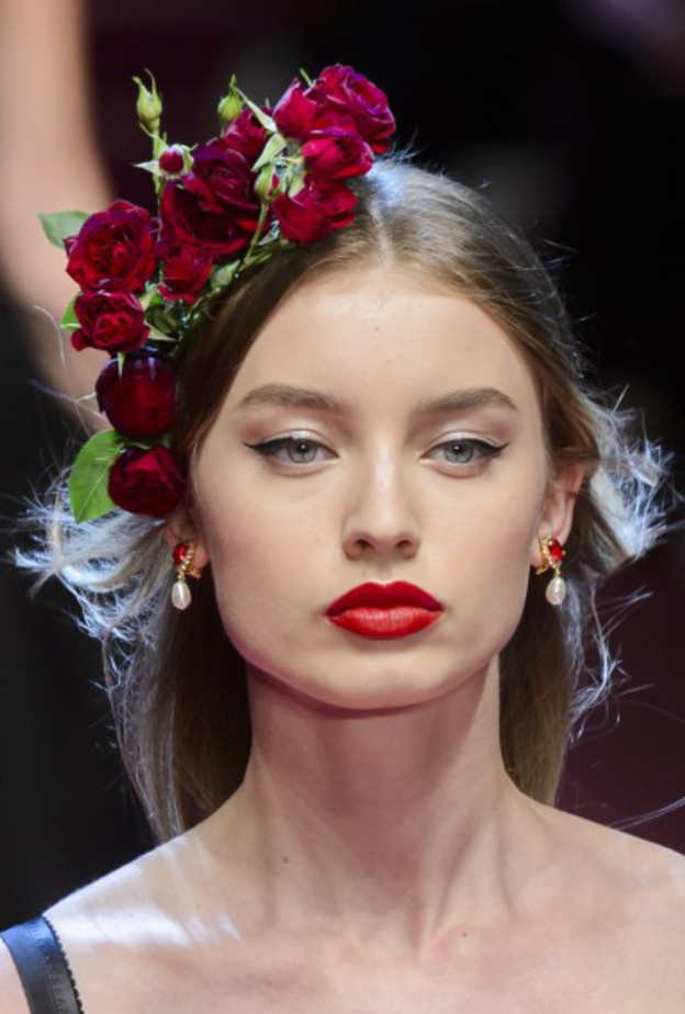 تسريحات شعر مميزة واكسسوارات حمراء بمناسبة عيد الحب