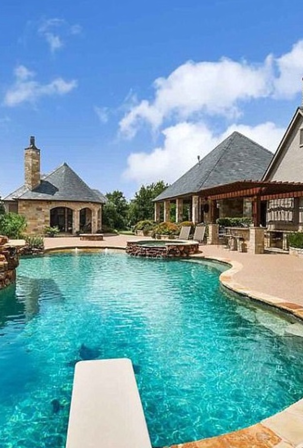 سيلينا جوميز تعرض منزلها للبيع