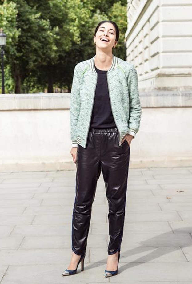 اطلالات جذابة وراقية بأساليب منوّعة بسراويل الجلد باللون الأسود