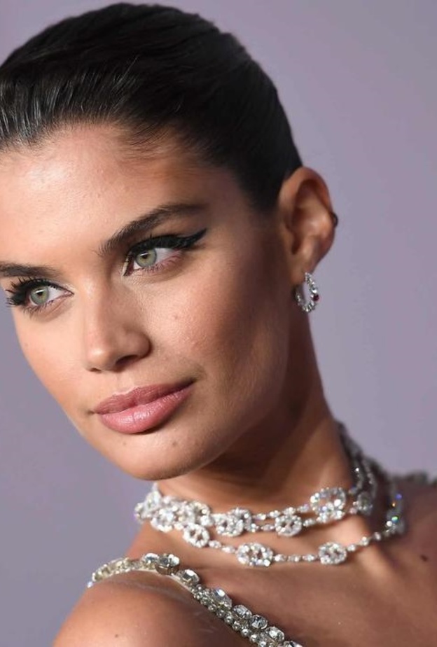 سارة سامبايو ترتدي عقد شوبارد في حفل amfAR 2018