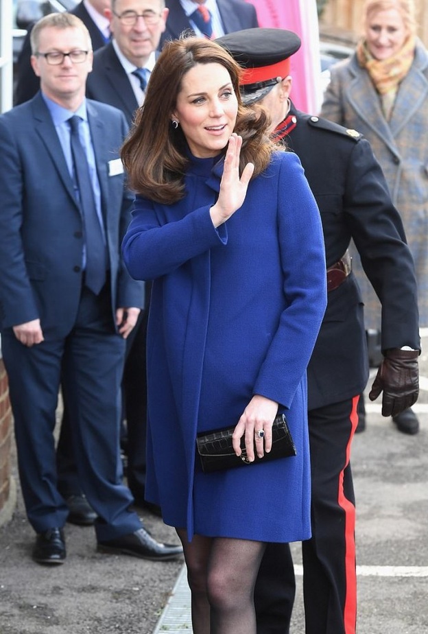 معطف نيلي يصل الى حدود الركبة من دون ازرار