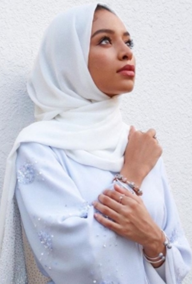 يليق لون الأبيض بلون بشرة صوفية غودسون 