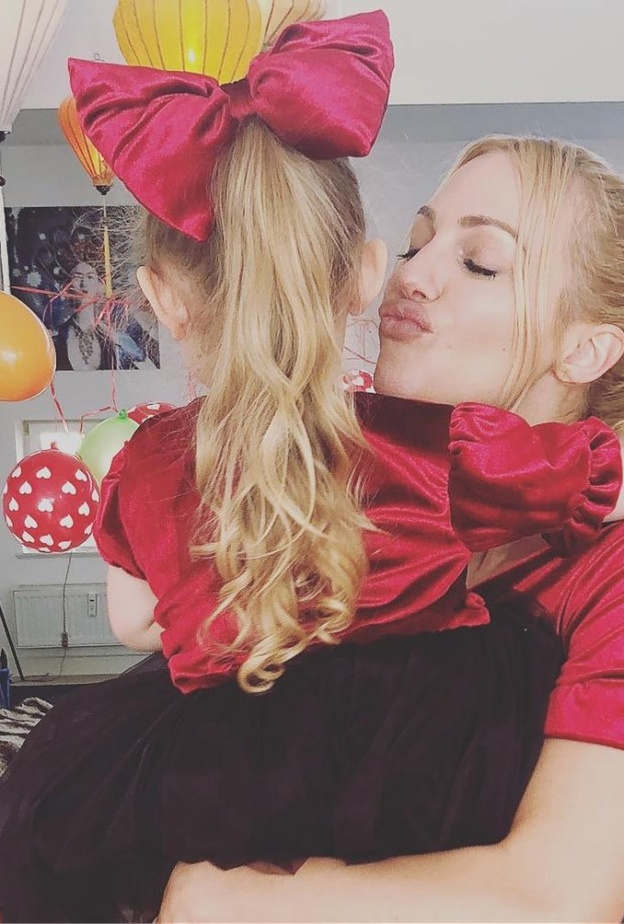 مريم أوزرلي وابنتها