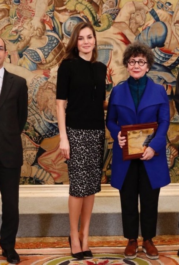 الملكة ليتيزيا بإطلالة أنيقة مطبوعة