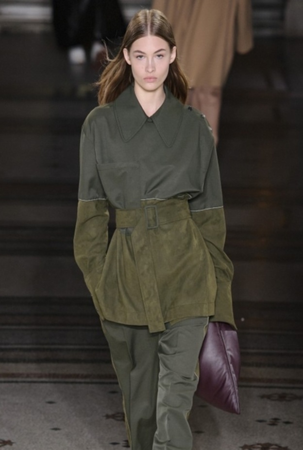 طرق مختلفة لتنسيق اللون الزيتي مع الملابس في الشتاء