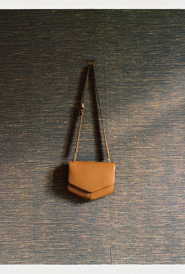 سيدة Sandro تتألق بمجموعة من الإطلالات المبتكرة