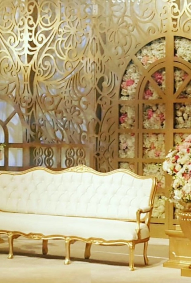 كوشة مميزة بخلفية الورد