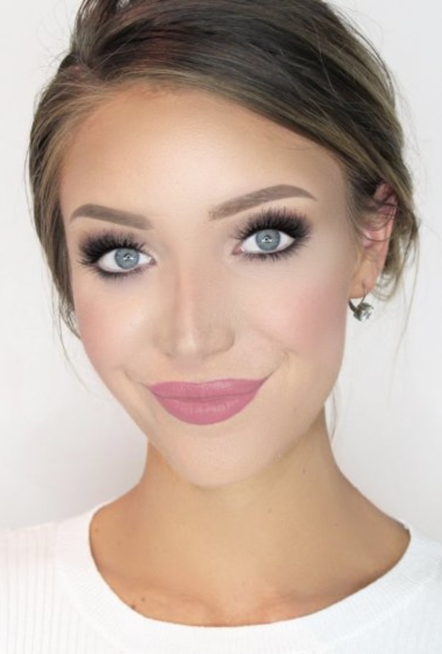 مكياج العيون الغائرة مع الماسكارا الكثيفة والسوداء