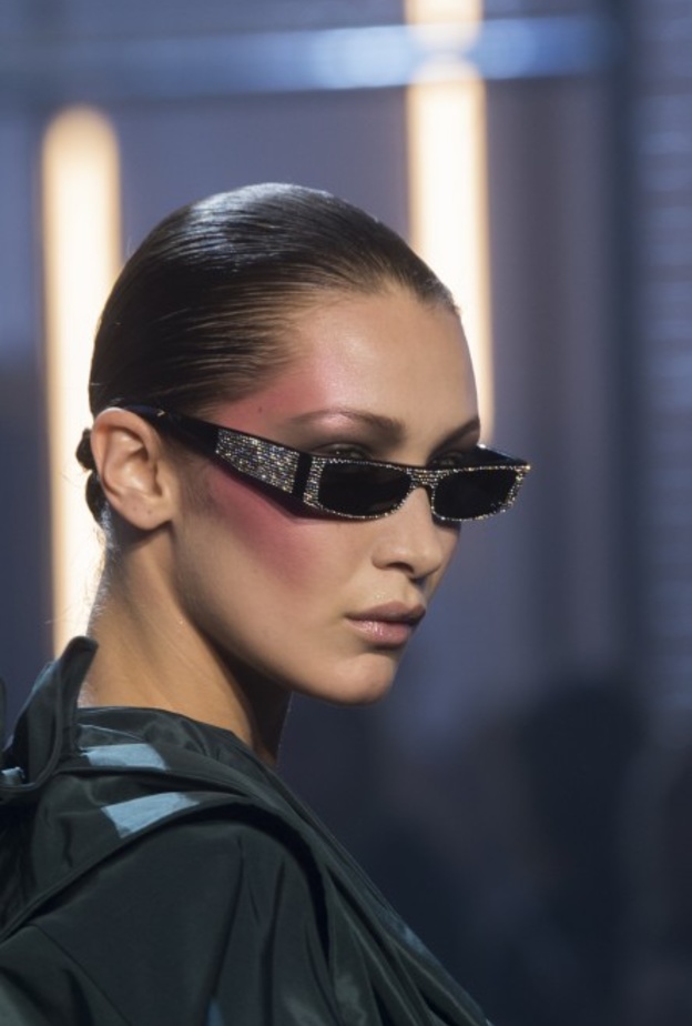 ما رأيك بهذه النّظارة الشمسية الممزوجة بالكلاسيكية والعصرية من دار ايلي صعب؟.