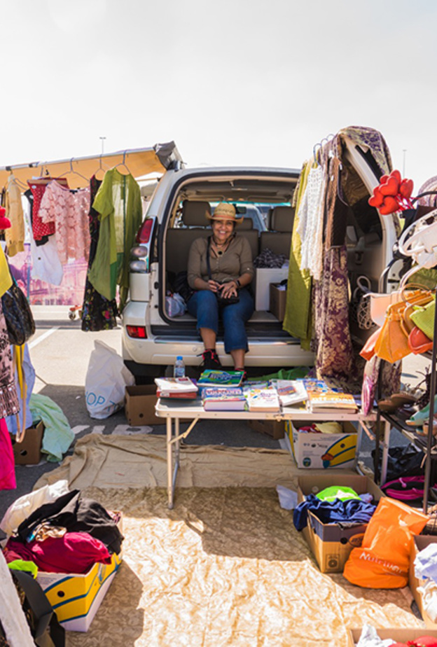 سوق للبيع من صندوق السيارة في القرية العالمية كل يوم جمعة