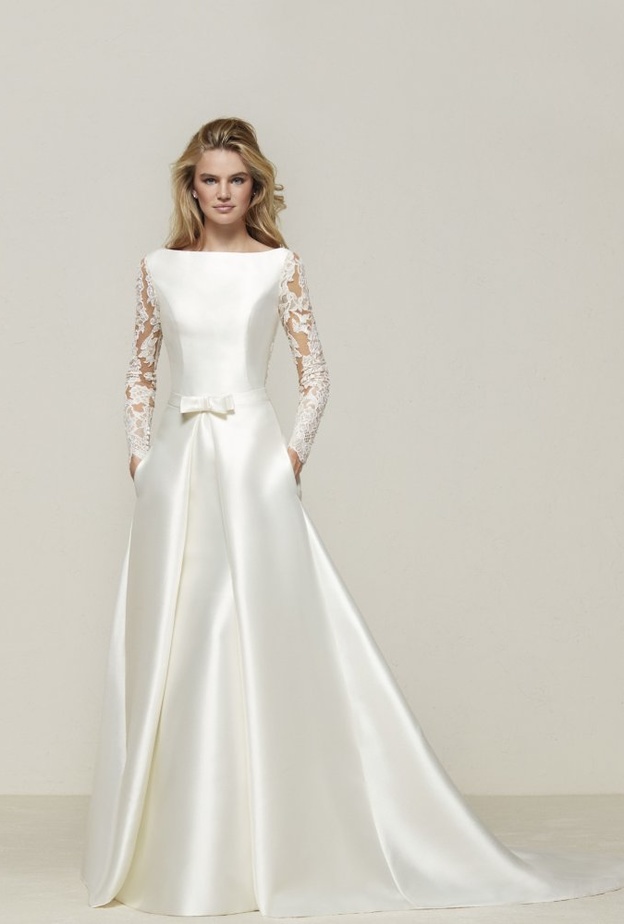 فستان من الساتان والدانتيل من برونوفياس