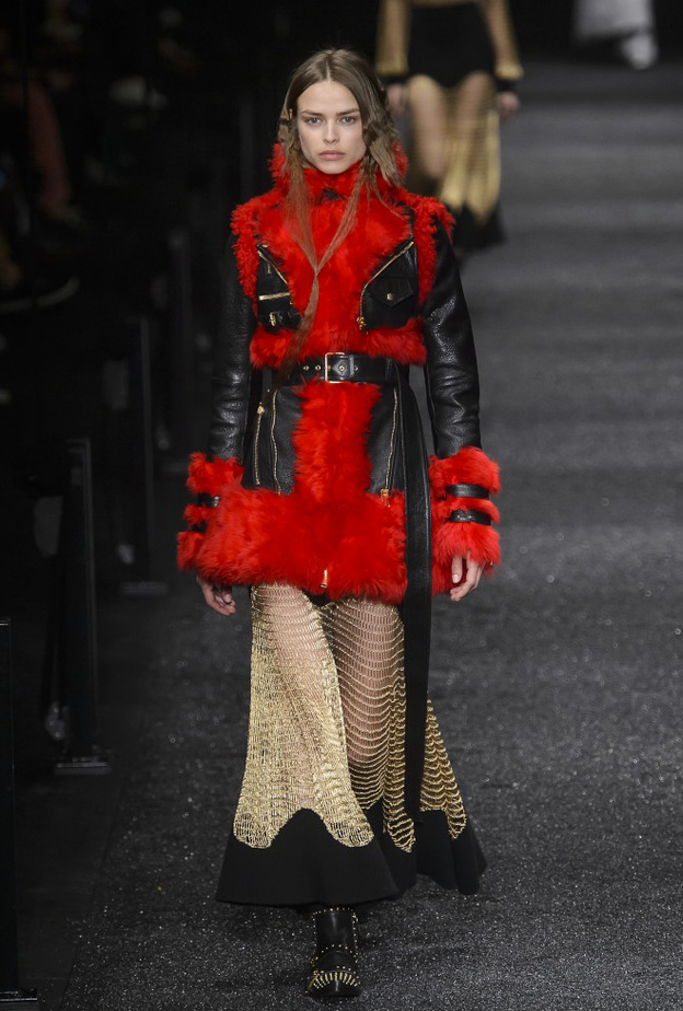 معاطف فرو باللون الأحمر