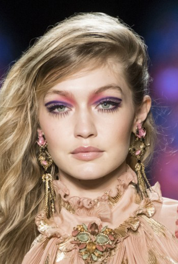 شفايف قوية وداكنة بأسلوب Cushnie et Ochs