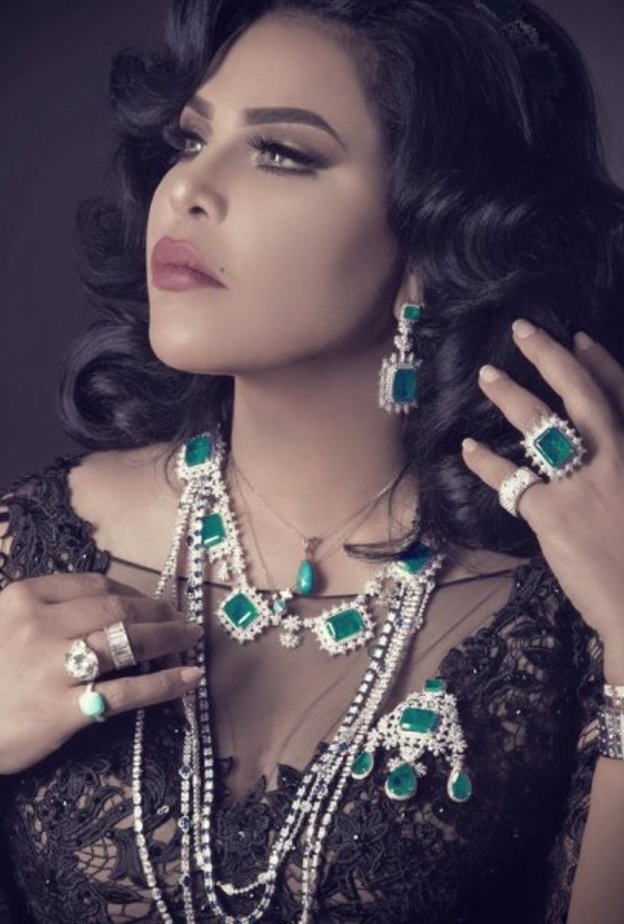 الملكة أحلام متألقة بمجوهرات ماس وزمرد