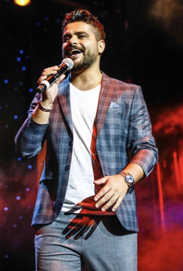 يختار ناصيف زيتون الجاكيت الجلد لاطلالاته العصرية