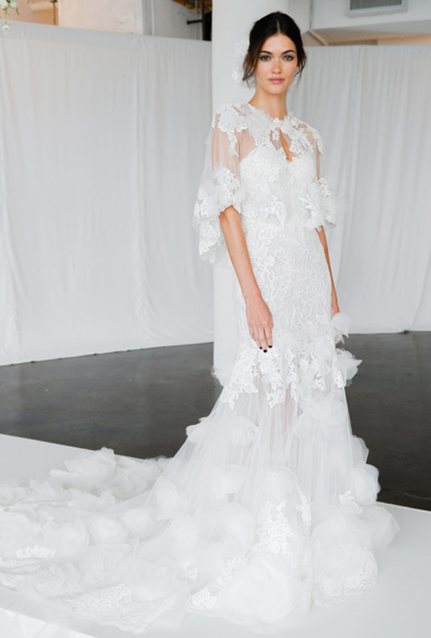 فساتين زفاف مع الكاب الطويل بتطريزات من الدانتيل من مجموعة نعيم خان