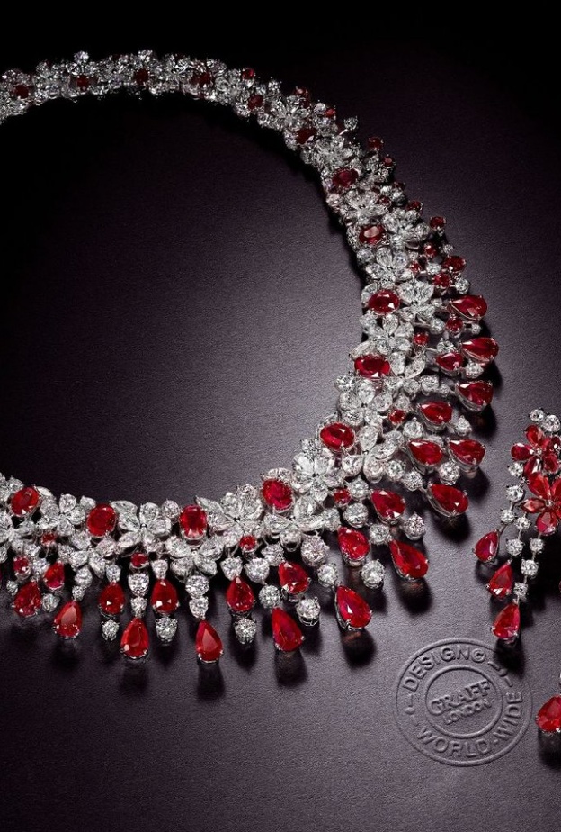 طقم من شانيلChanel 