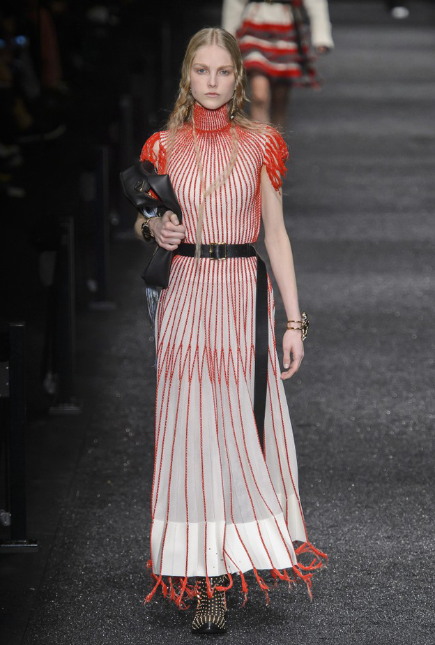 dolce-gabbana اسلوب سبابي جميل من دوتشي اند غابانا.