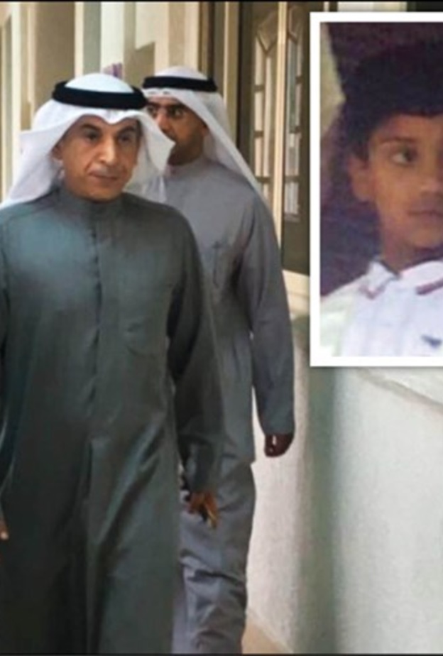 الطالب المتوفى عيسى البلوشي أثناء إحدى الحفلات المدرسية