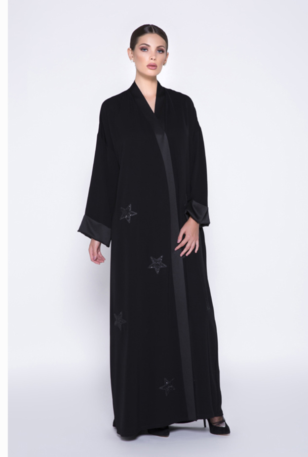 عباية سوداء فاخرة ومزيّنة بالشكّ بأسلوب راقي من بليتش