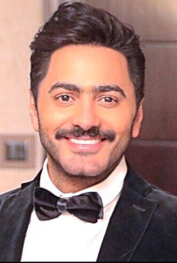 تامر حسني وعملية تجميل لاذنيه