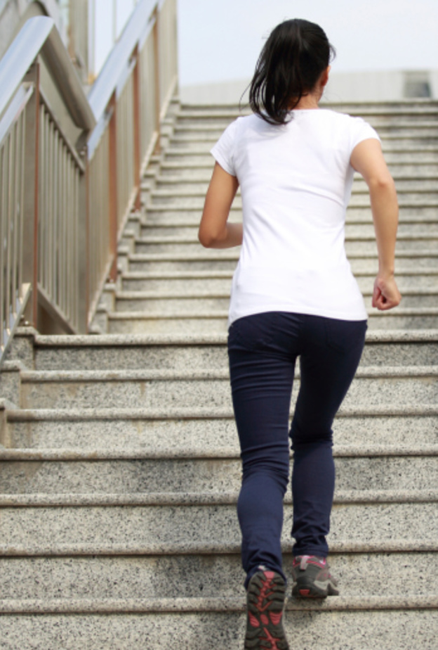 صعود الدرج يحسن من ضغط النساء في سن اليأس