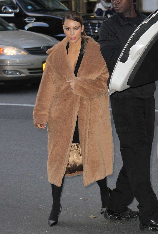 اختارت السا هوسك معطف الدب من ماكس مارا مع اطلالة عصرية في الجينز