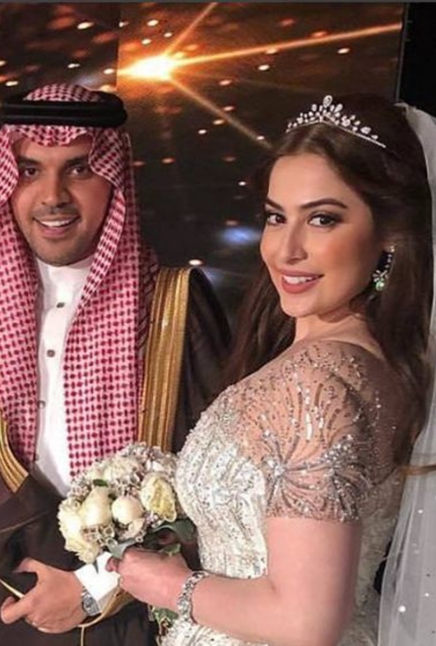 العروسان مع الممثلة البحرينية هيفاء حسين