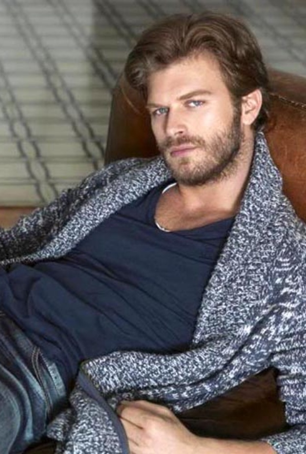 اطلالة شتوية أنيقة وبسيطة بالكارديغان الصوفي مع الجينز