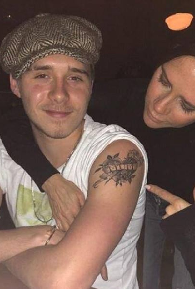 فيكتوريا بيكهام سعيدة بتاتو ابنها الجديد الذي يحمل اسم mom