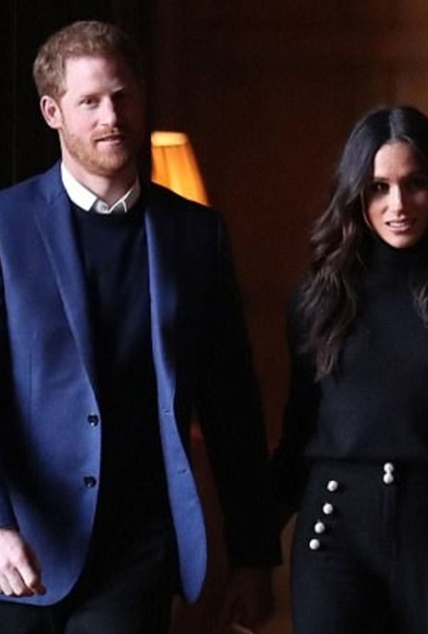 بناطيل سوداء واسعة الساق