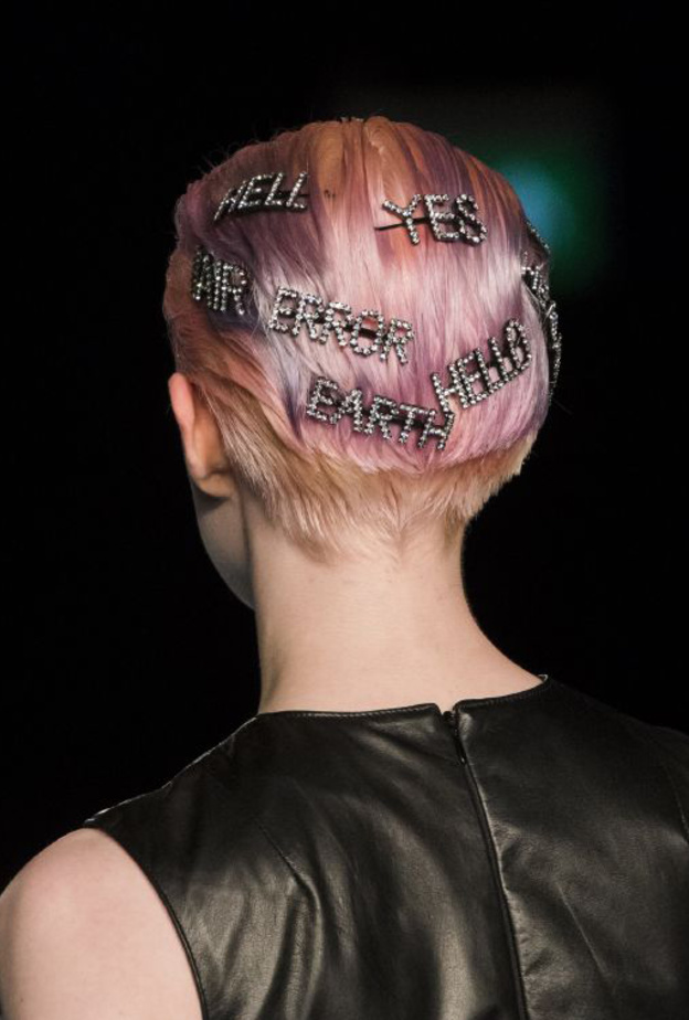 تسريحات الشعر المبلل مع ذيل الحصان بأسلوب عارضات ‏Chalayan