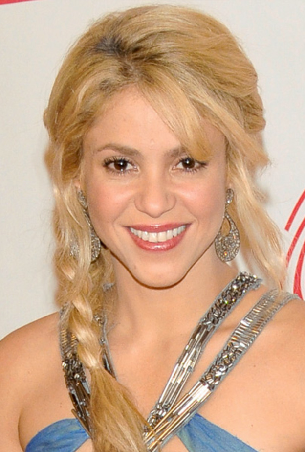 جنيفير انيستون من مواليد الدلو وهذه التصفيفات التي تعتمدها على مدى السنوات