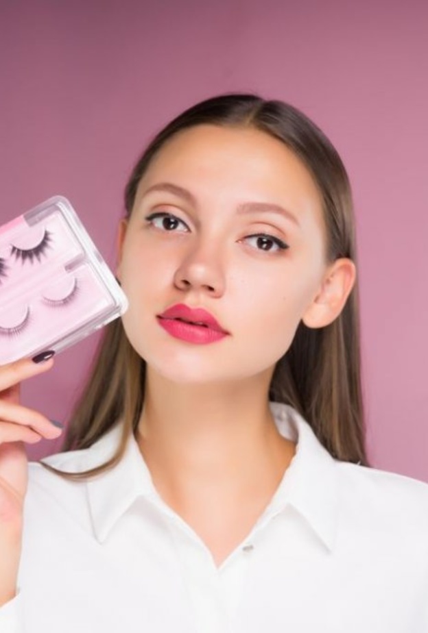 ضعي مسكارا لتدمجي رموشك مع الرموش الاصطناعية