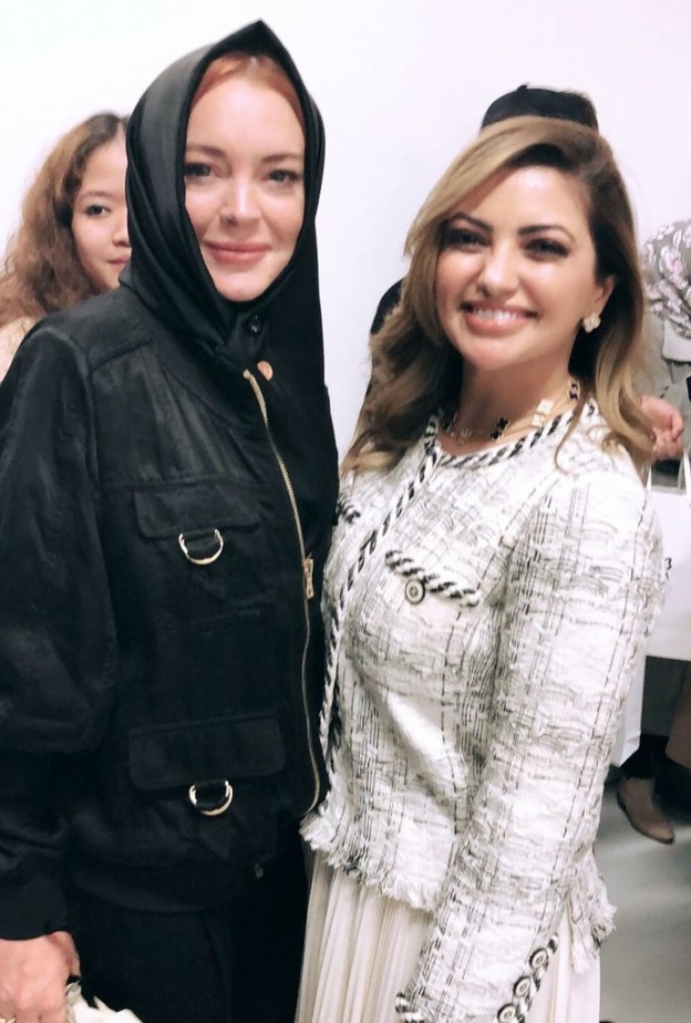 ليندسي لوهان تلتقط الصور في أسبوع ‏London Modest Fashion Week