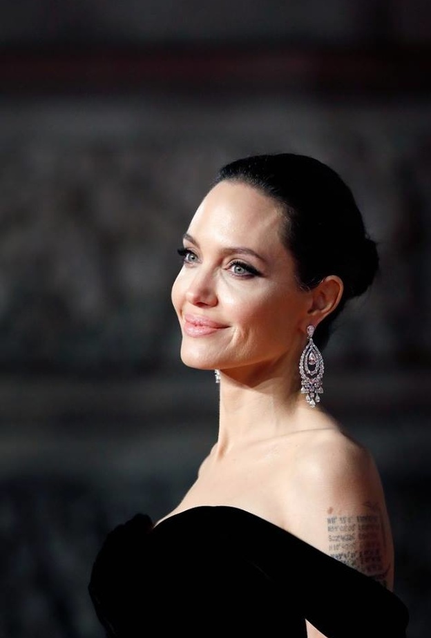 تألقت الجميلة Angelina Jolie بمكياج ساحر حافظت من خلاله على جمال البشرة