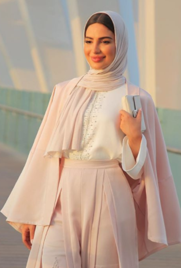 اطلالة أنثوية لفاطمة حسام في بلوزة من الحرير