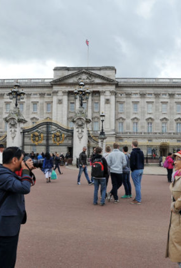 شرطة مسلحة أمام قصر باكنجهام بعد قيام سائح بمهاجمة حراس القصر