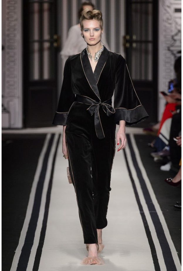 موديلات جمبسوت مخمل مع الثنيات العريضة من دار Ulla Johnson