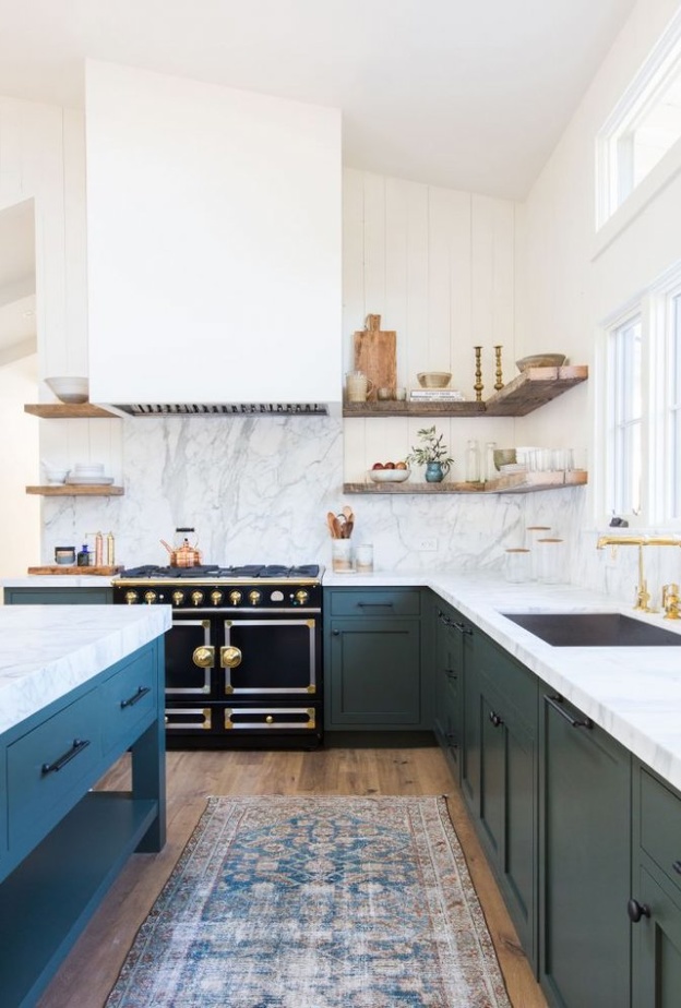 بساطة اللون الأبيض و الخطوط الانسيابية لخزائن مطبخ 2018