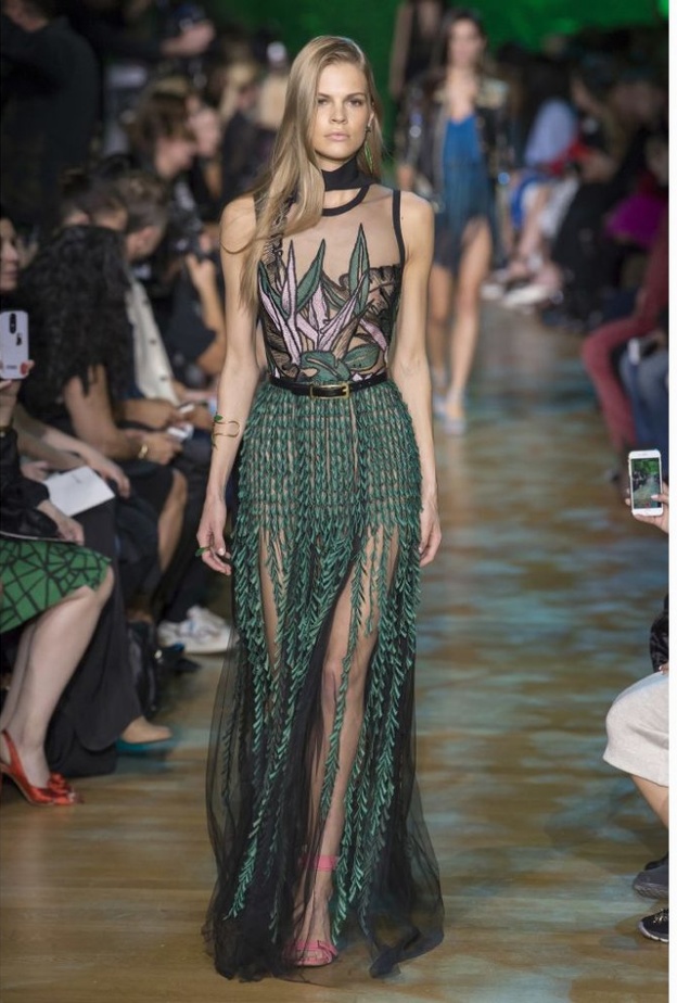 أجمل ألوان فساتين الخطوبة للبشرة البيضاء