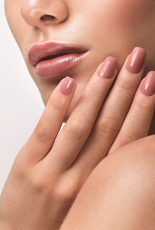 طلاء أظافر باللون الأخضر الفاتح