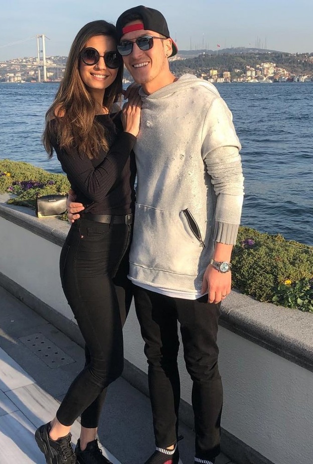 أمينة جولشا  وخطيبها