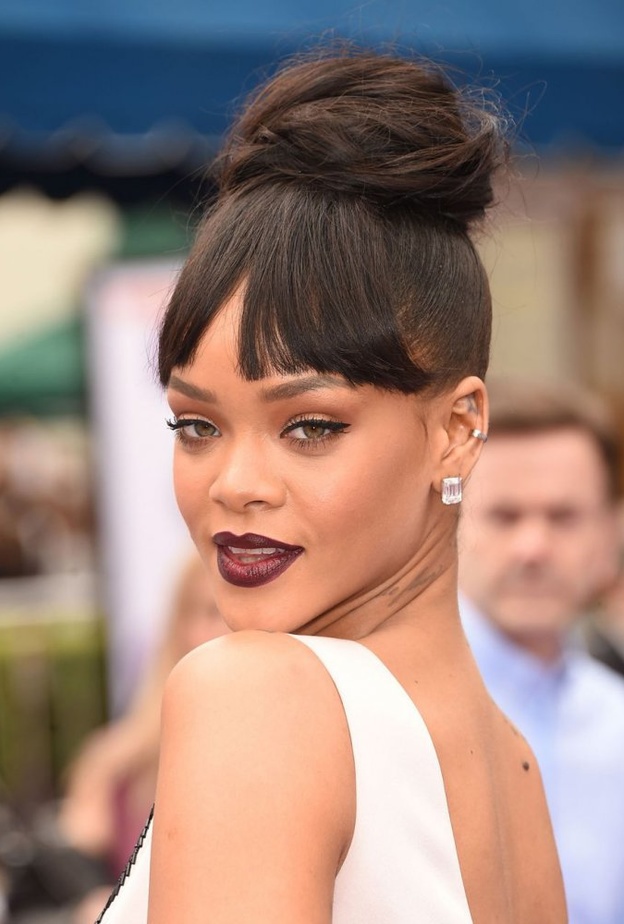 صبغات شعر احمر مع تسريحات كيرلي بأسلوب ريهانا